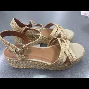 NWT Universal Thread women’s size 8 sandals